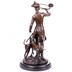 Vadász vadászkutyákkal, vadászkürttel - bronz szobor képe