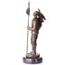 Indián, lándzsával - bronz szobor képe