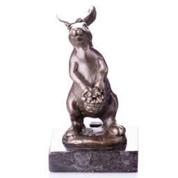 Nyúl kosárral - bronz szobor képe