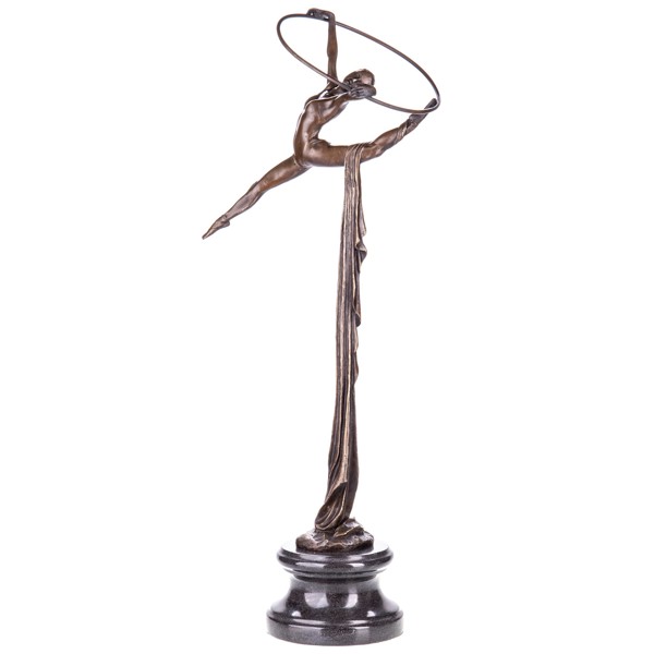 Tornásznő karikával - bronz szobor képe