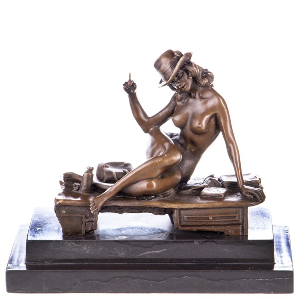 Női akt íróasztalon bronz szobor képe